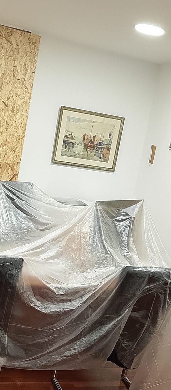 Sala con el mobiliario protegido