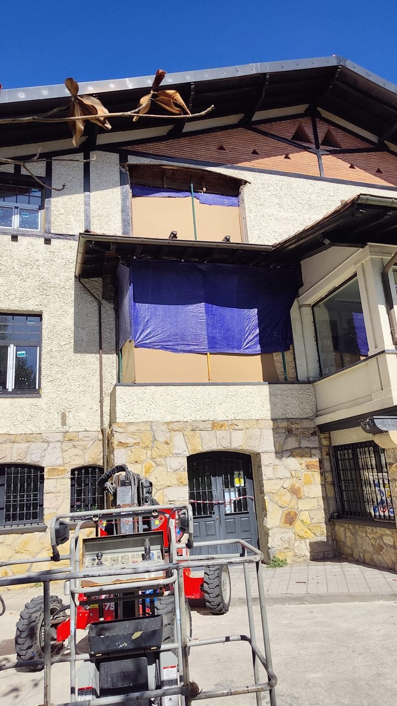 Fachada del edificio durante la obra