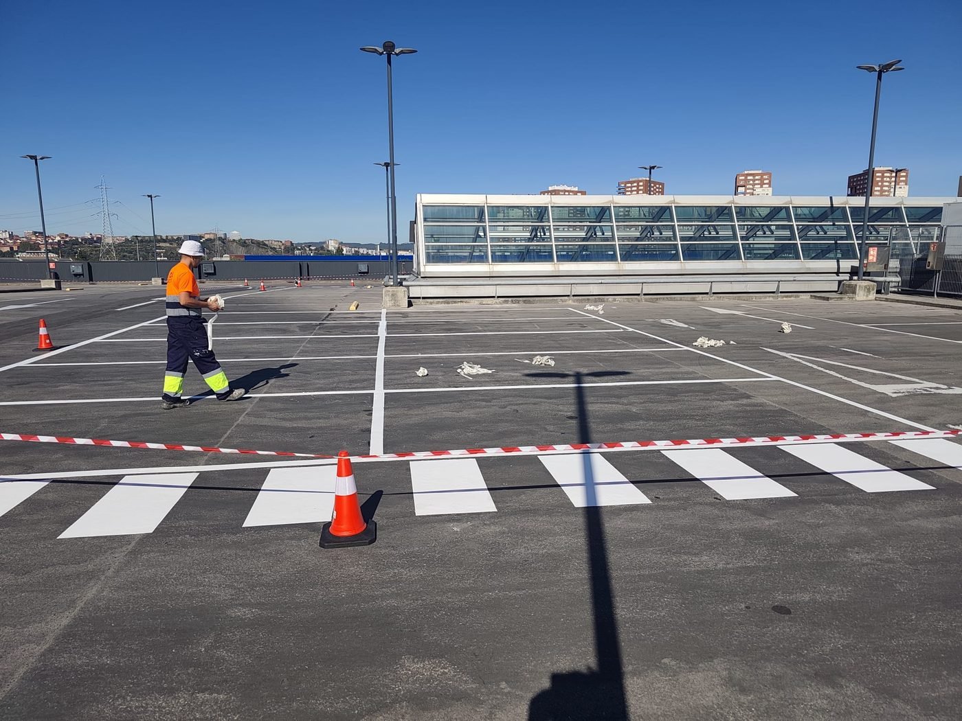 Paso de peatones y plazas de aparcamiento recién pintados
