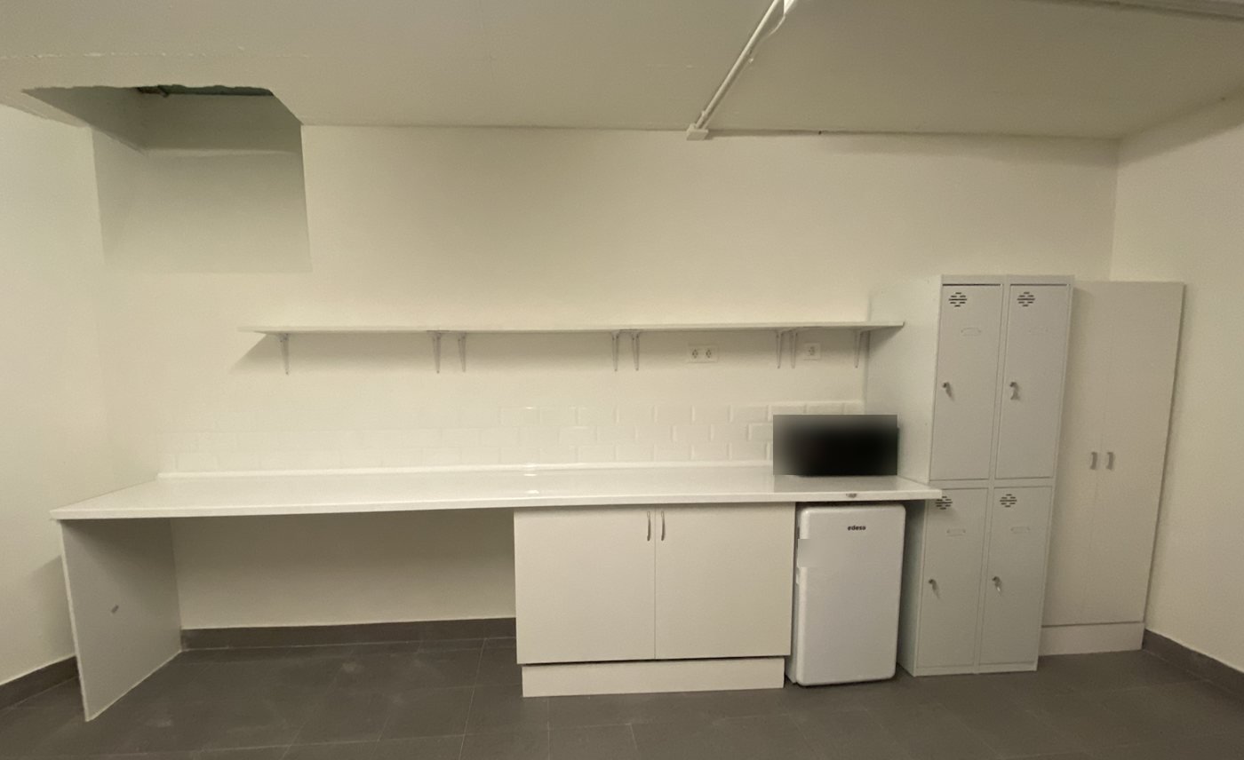 Office con encimera, taquillas y frigorífico
