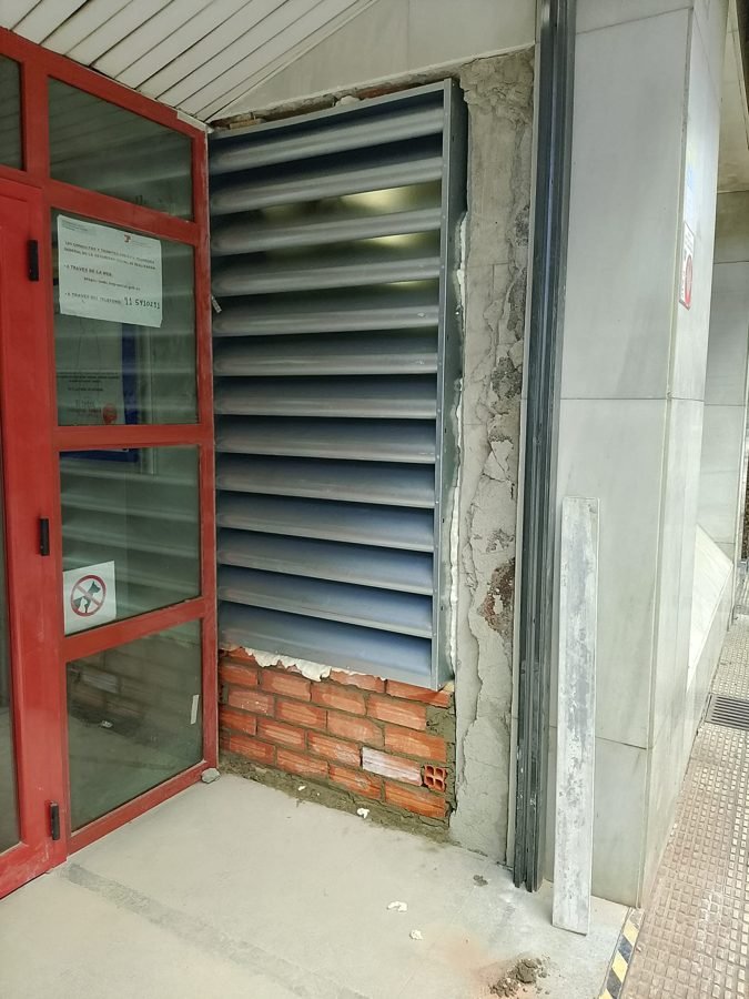 Rejilla de ventilación colocada sobre el murete de ladrillo, antes del aplacado