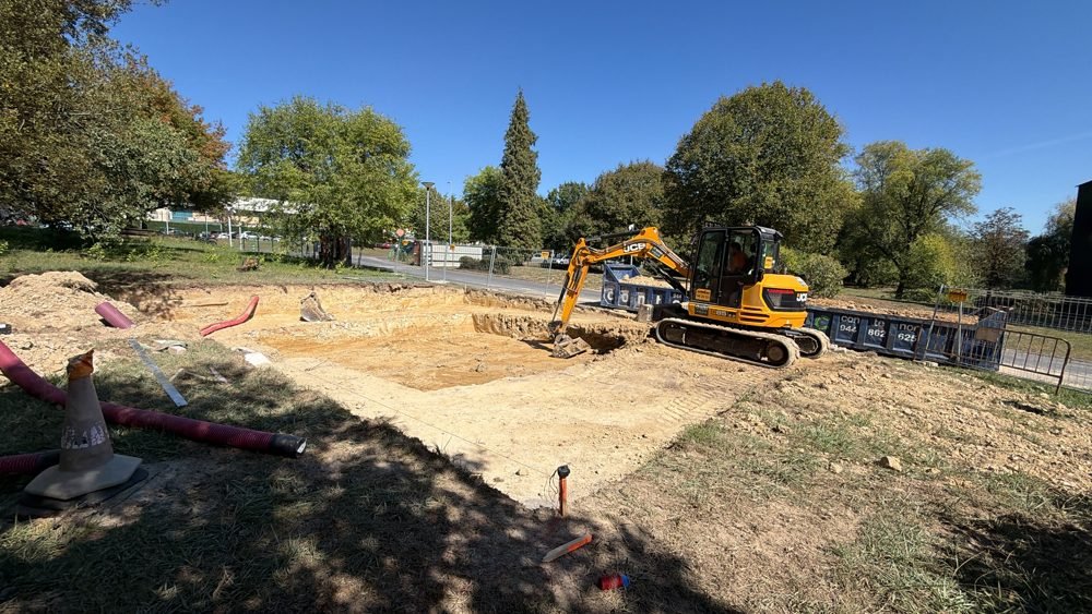 Excavación de la plataforma con retroexcavadora y contenedor de tierras